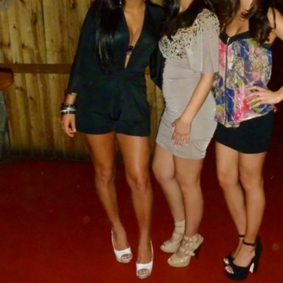 Blq.mkt romper/wide flare slv /deep neck/ belt tie - Picture 1 of 5